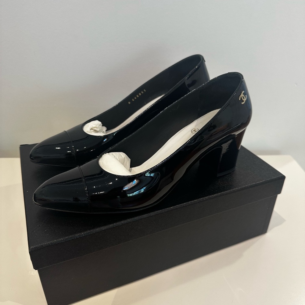 CHANEL Coco Mark 23A Black Patent Pumps